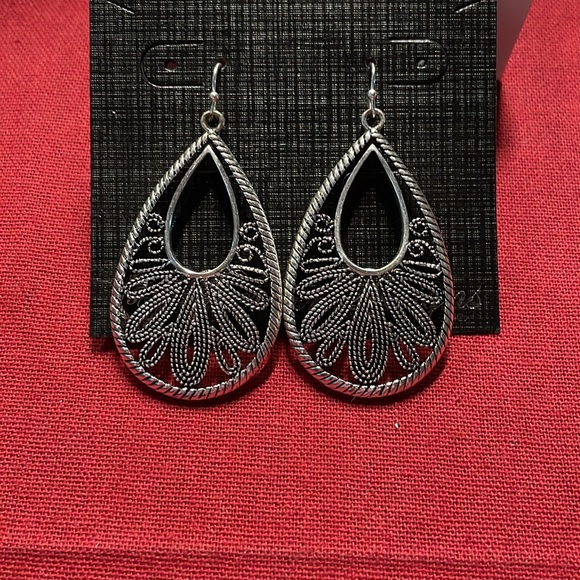 Vintage Premier Designs fishhook earrings. Comes from a smoke free home. - Picture 2 of 2